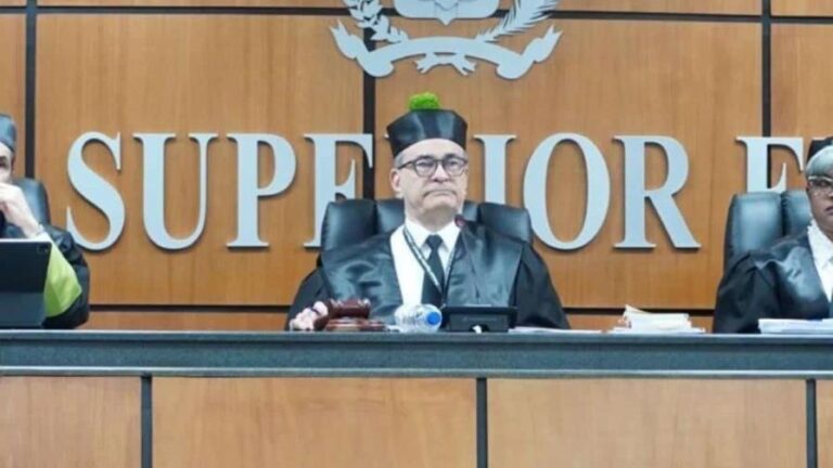 El juez presidente del Tribunal Superior Electoral, Ygnacio Camacho Hidalgo. El TSE ordenó a la JCE emitir una nueva resolución que establezca el orden los partidos y los montos que les corresponden del presupuesto nacional.
