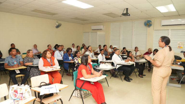 Docente socializa estudio en Precongreso Regional Norte Ideice.JPG (1)