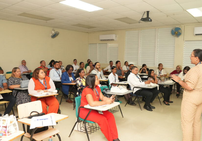 Docente socializa estudio en Precongreso Regional Norte Ideice.JPG (1)